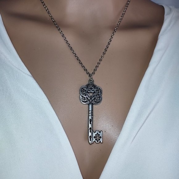 Rag Frog Revival decorative key pendant necklace 18" - Picture 3 of 3